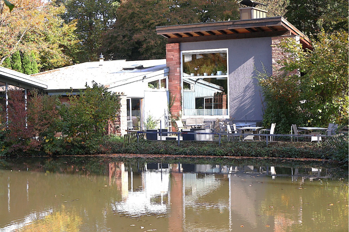 Außenansicht mit Sitzplätzen