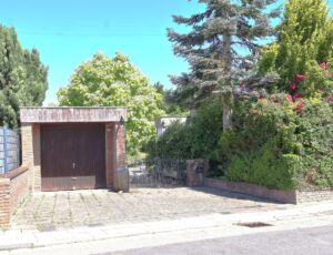 Garage mit Stellplatz